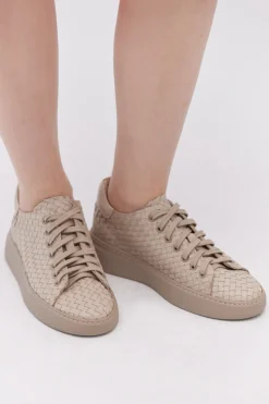 Beżowe sneakersy z plecionej skóry