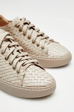 Beżowe sneakersy z plecionej skóry