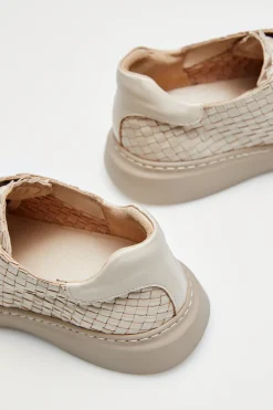 Beżowe sneakersy z plecionej skóry