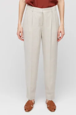 Beżowe spodnie z lnem do garnituru