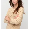 Beżowy sweter z ozdobnym splotem