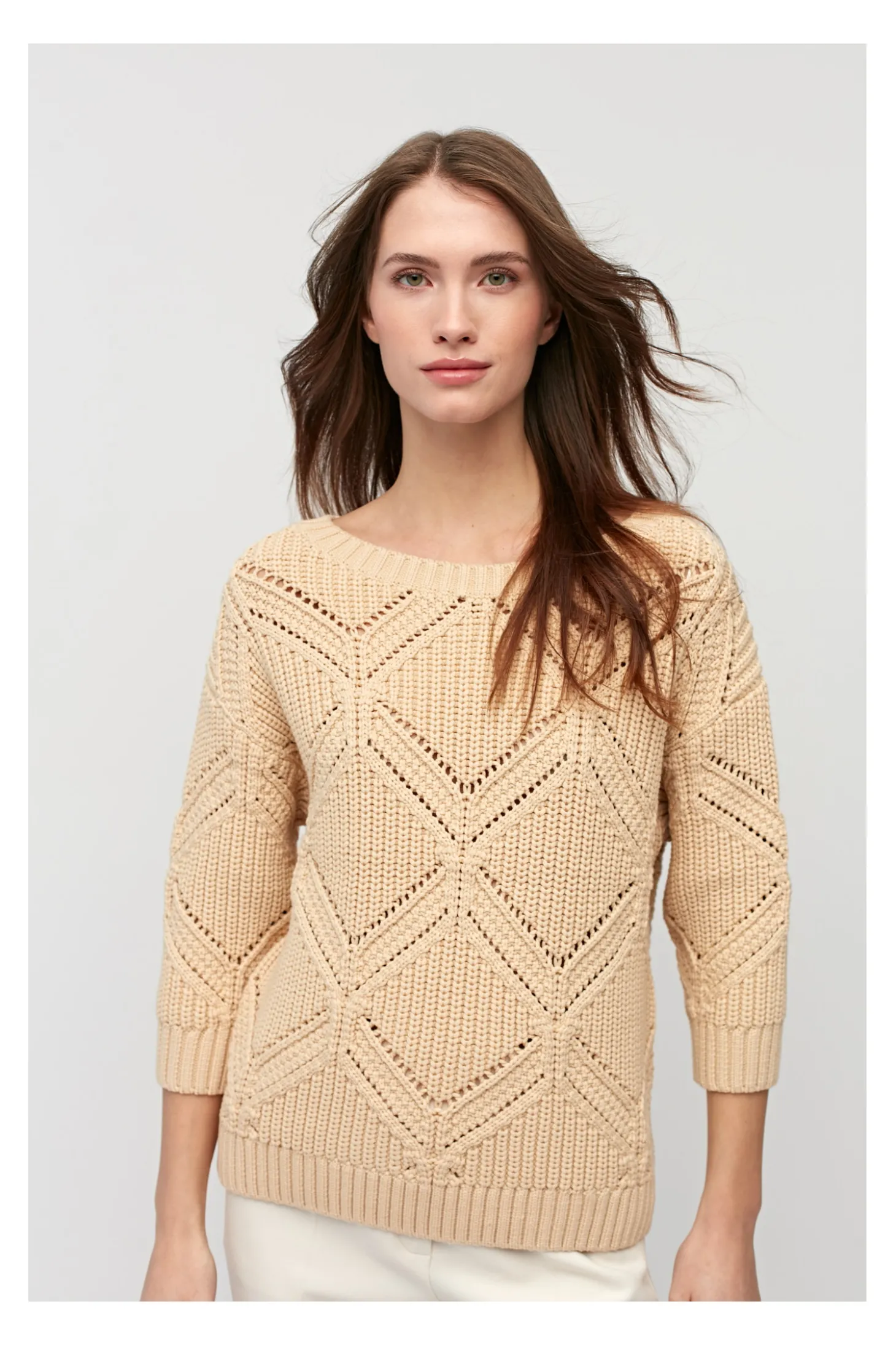 Beżowy sweter z ozdobnym splotem