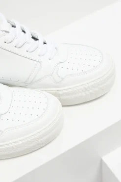 Białe skórzane buty sportowe na koturnie