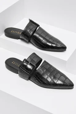 Buty ze skóry naturalnej z regulowanym paskiem