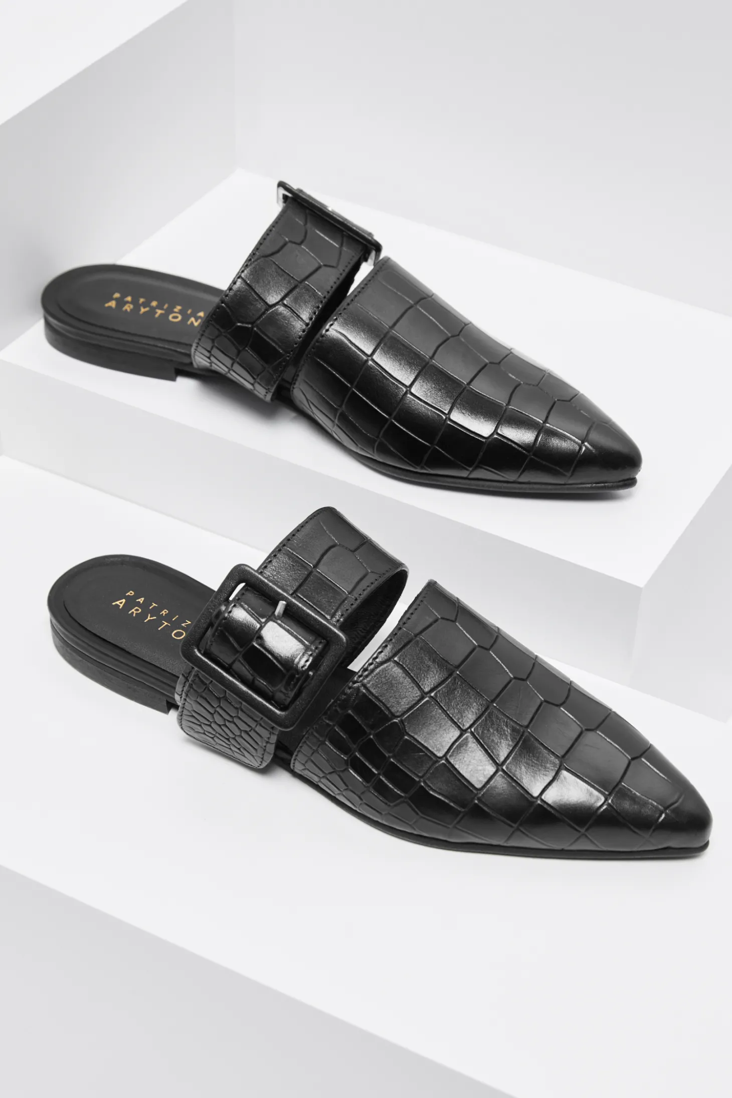 Buty ze skóry naturalnej z regulowanym paskiem