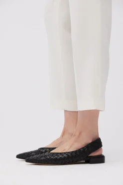Czarne buty slingback z plecionej skóry