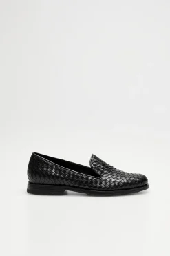 Czarne loafersy z plecionej skóry