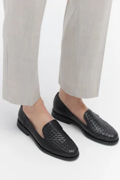 Czarne loafersy z plecionej skóry