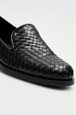 Czarne loafersy z plecionej skóry
