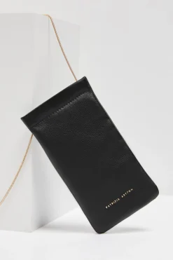 Czarne skórzane etui na okulary, telefon