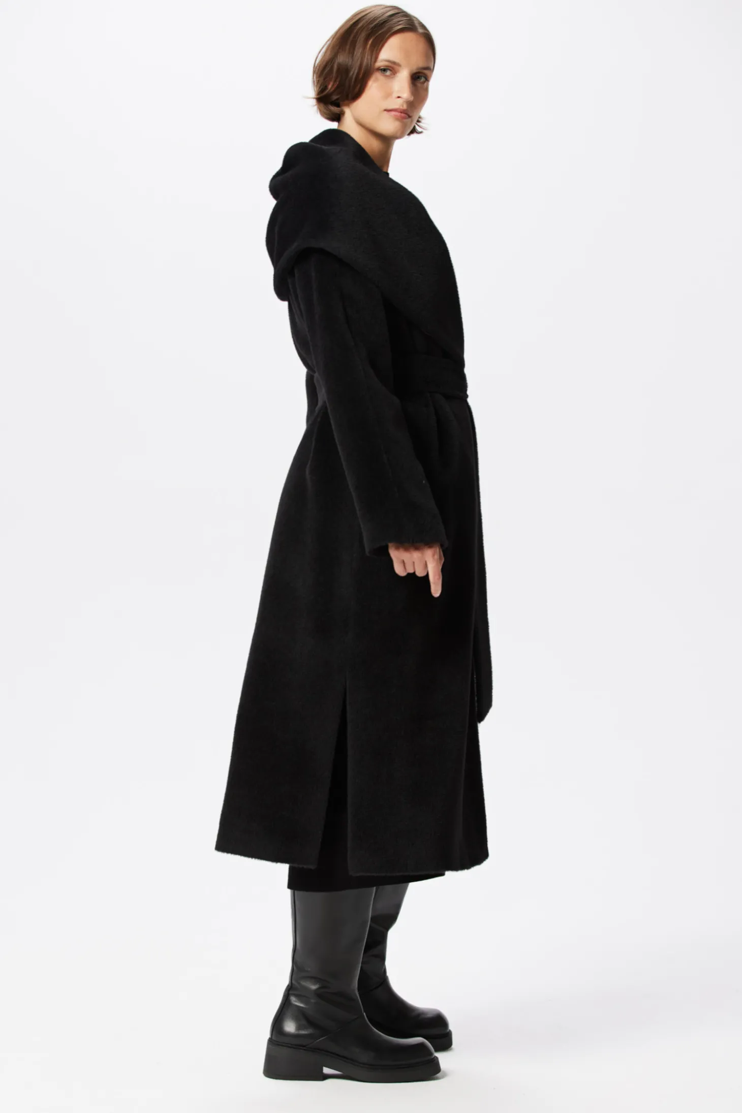 Czarny płaszcz z kapturem z suri alpaką evercoat