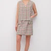Jasna sukienka mini w kratę z dekoltem V