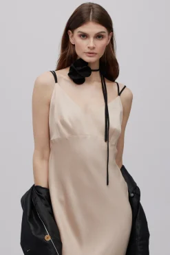 Koktajlowa sukienka nude maxi