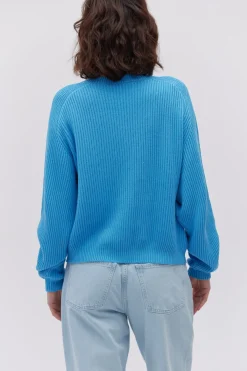 Niebieski sweter z jedwabiem i dekoltem w szpic