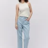 Niebieskie jeansy barrel