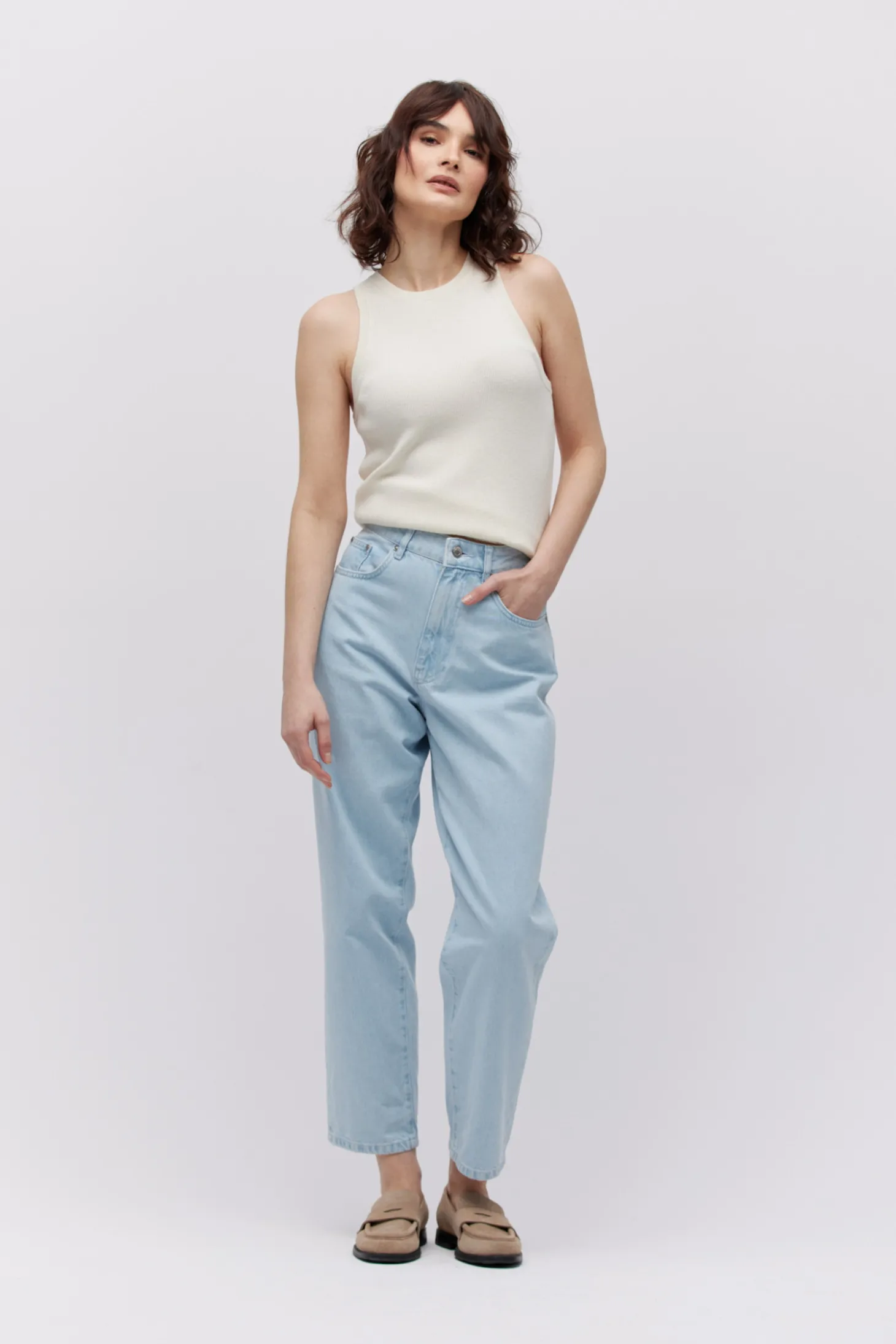 Niebieskie jeansy barrel