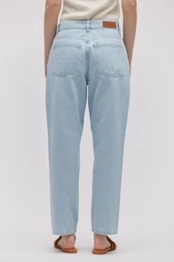 Niebieskie jeansy barrel