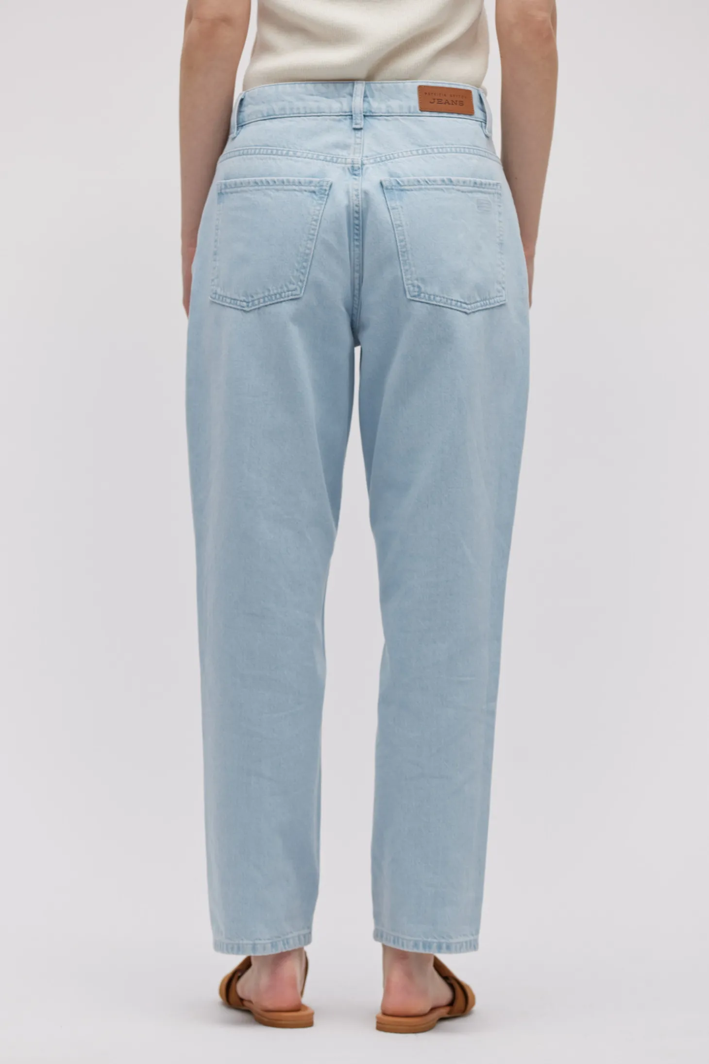 Niebieskie jeansy barrel