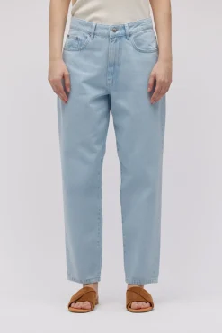 Niebieskie jeansy barrel