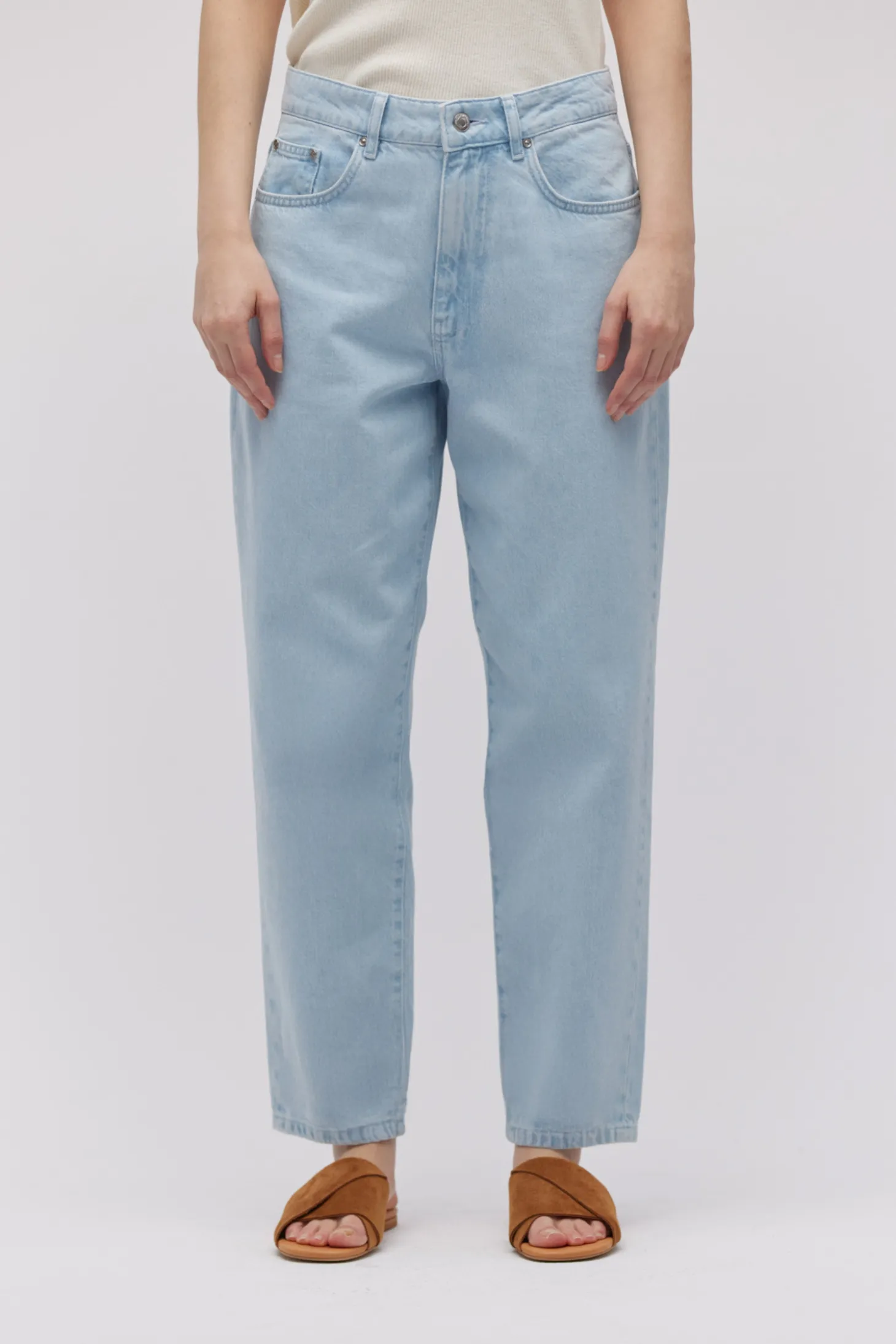 Niebieskie jeansy barrel