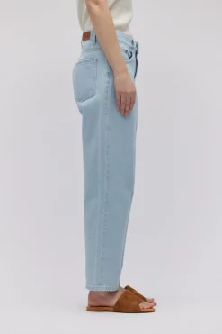 Niebieskie jeansy barrel