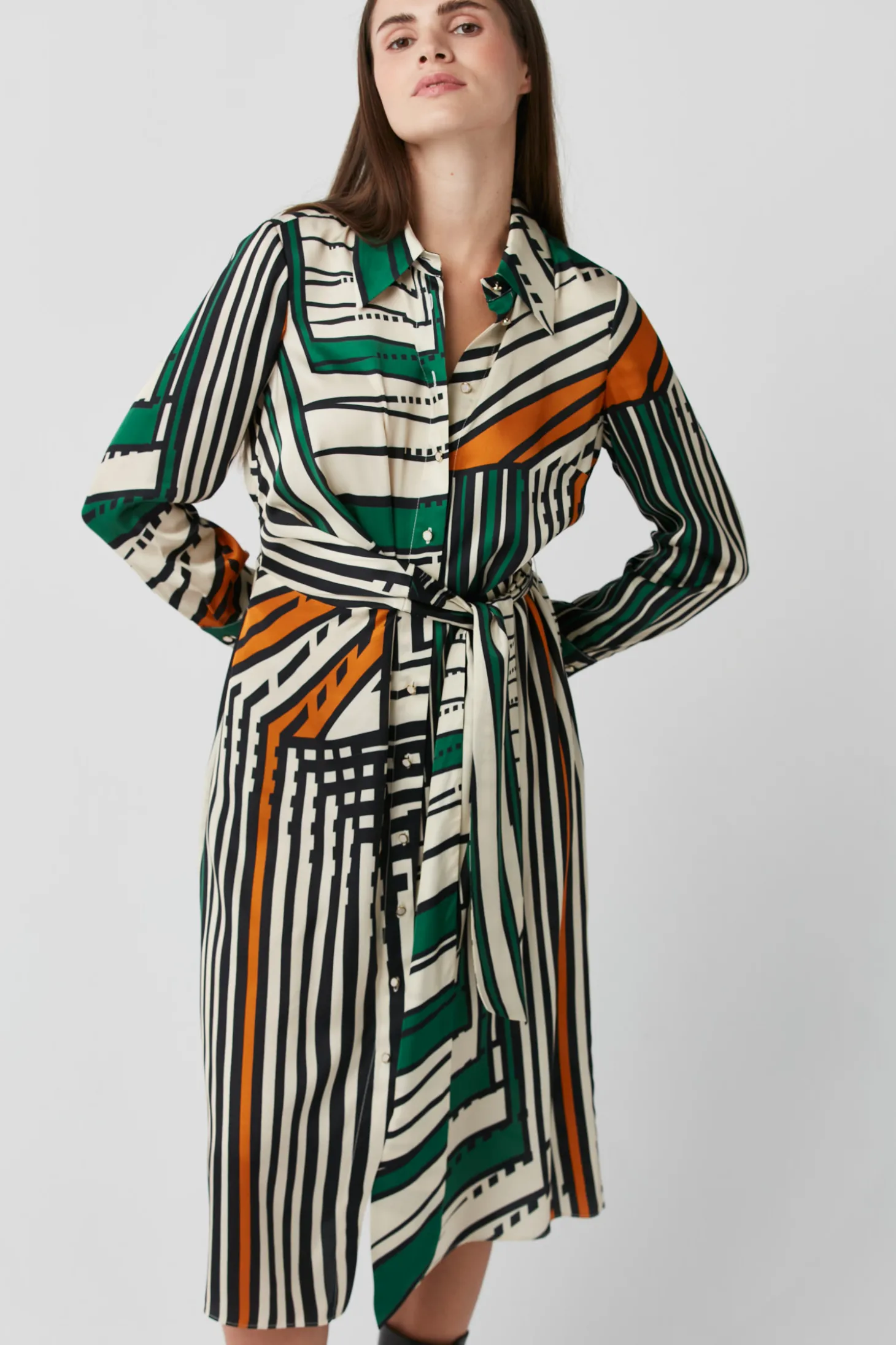Sukienka szmizjerka w zielono-pomarańczowe paski
