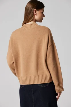 Sweter z wełną wielbłądzią