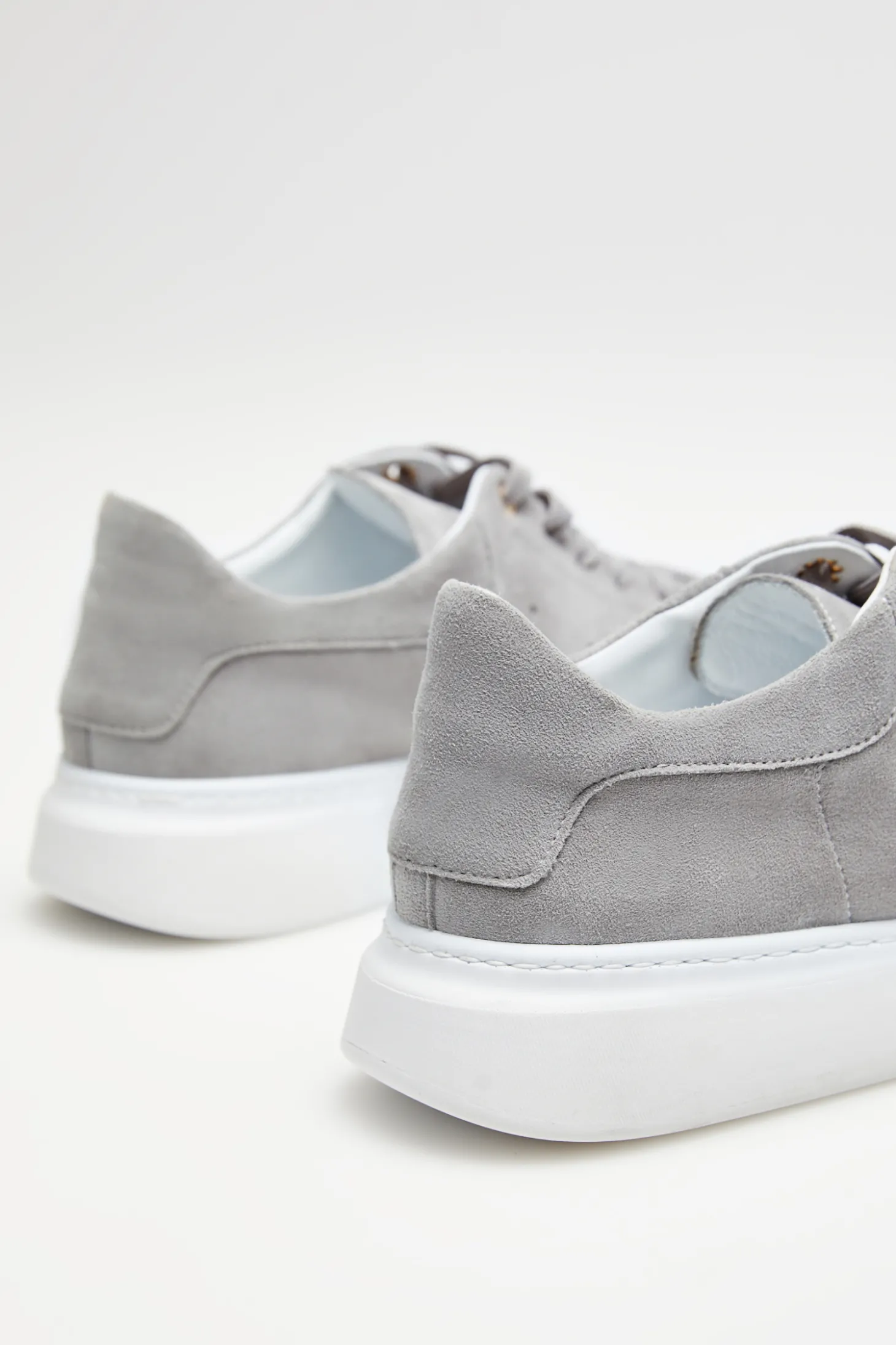 Szare sneakersy z zamszowej skóry