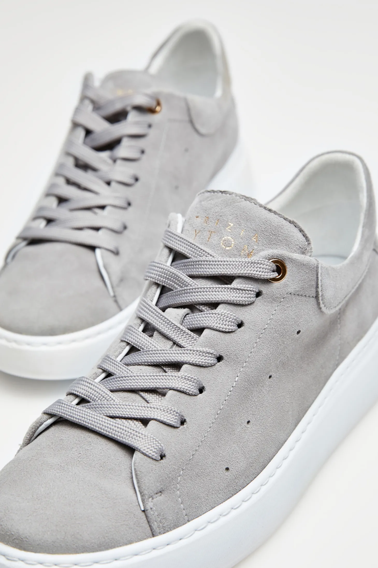 Szare sneakersy z zamszowej skóry