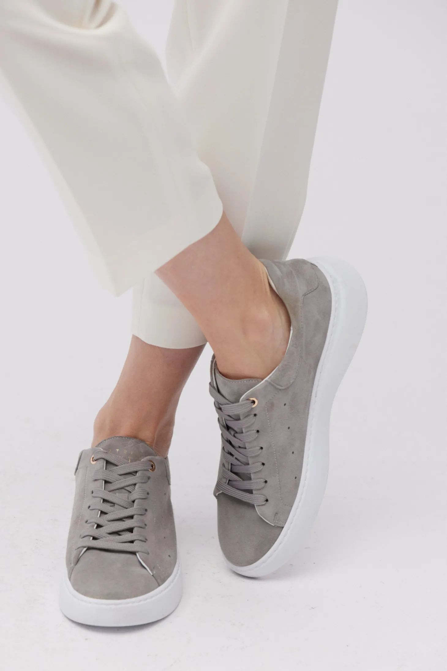Szare sneakersy z zamszowej skóry